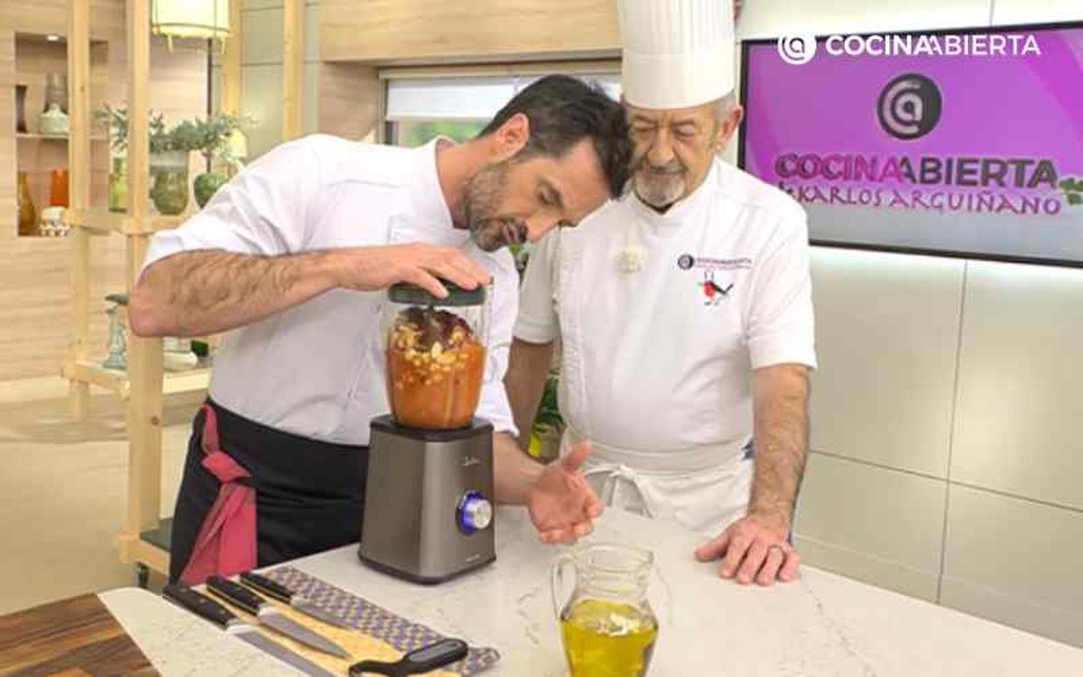 Joseba Arguiñano tritura los ingredientes para hacer salsa romesco