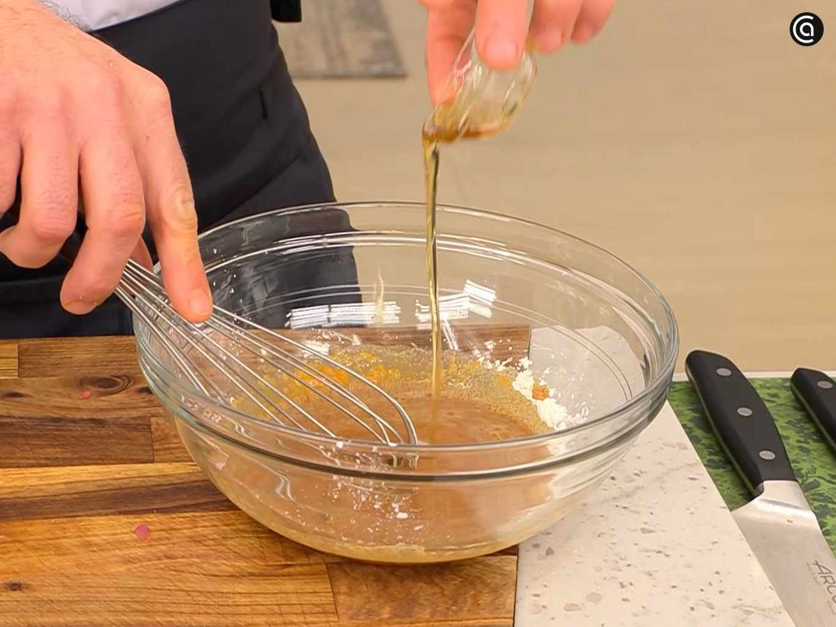 Mezcla los ingredientes para marinar la carne