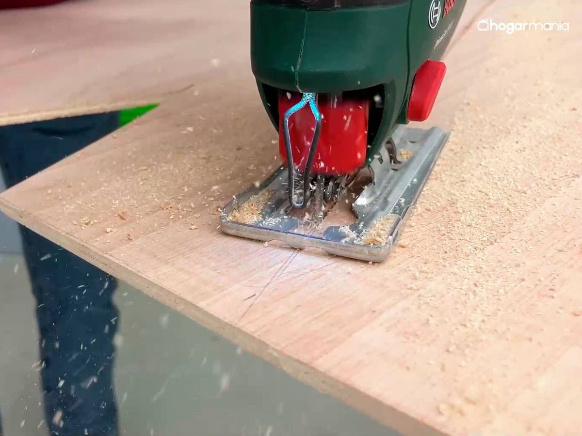 Corta la pieza de madera