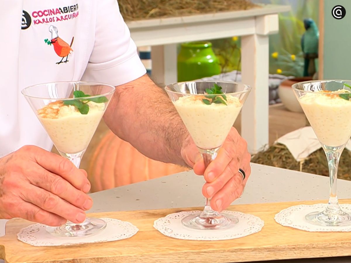 Espolvorea canela sobre el arroz con leche de oveja