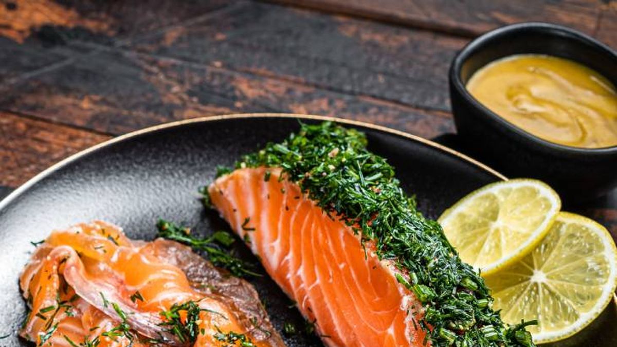 Láminas finas de salmón marinado, un clásico escandinavo que también se puede curar con vodka