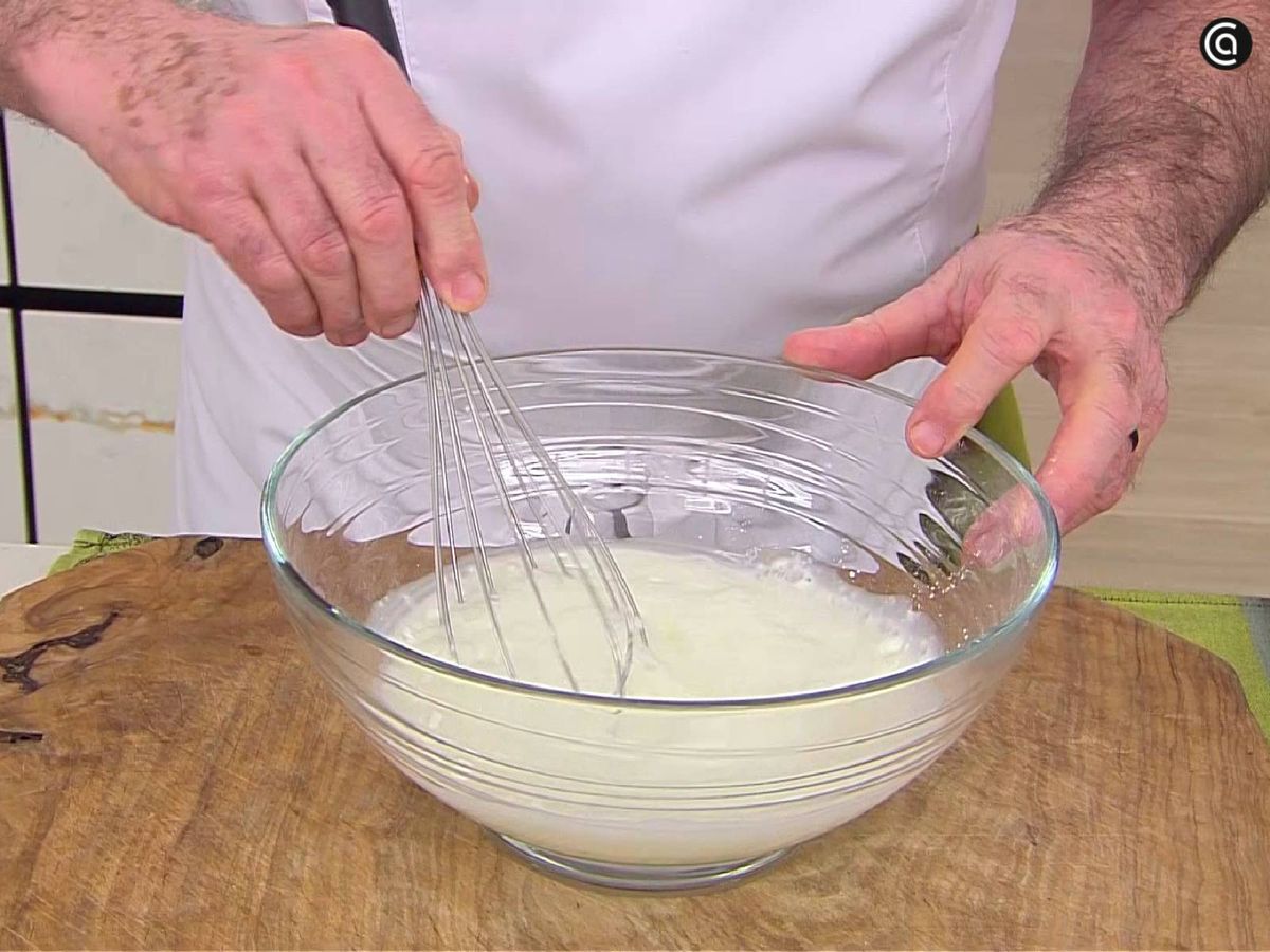 Remueve la mezcla con la varilla