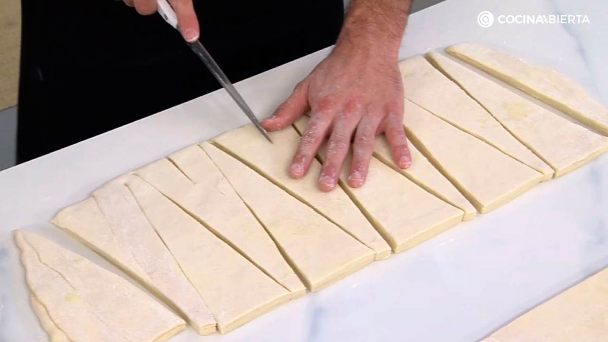 Así se corta la masa para hacer cruasanes