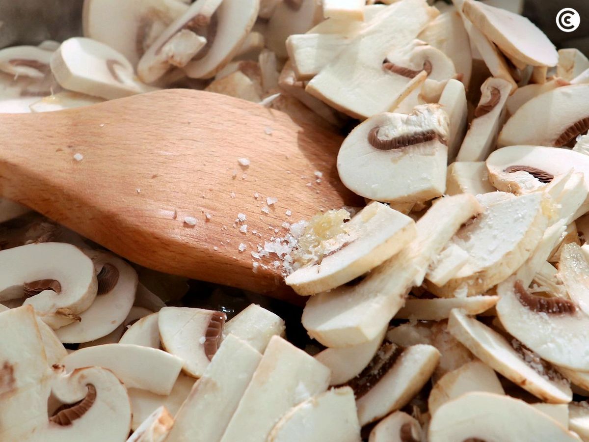 Cocinar los champiñones para hacer al estilo Strogonoff