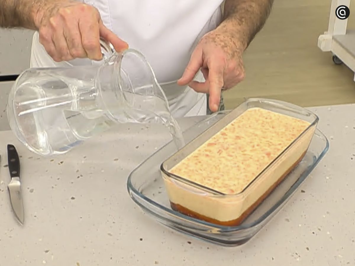 Añade la mezcla del flan de calabaza al molde caramelizado y hornea al baño maría