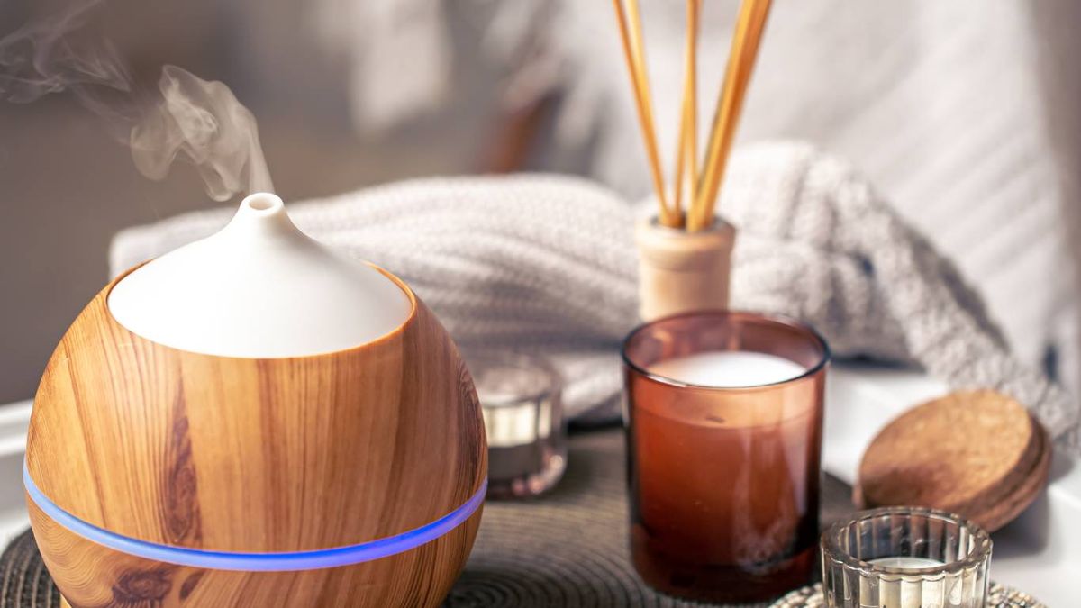 Usa difusores con aceites esenciales o piel de cítricos en agua caliente.