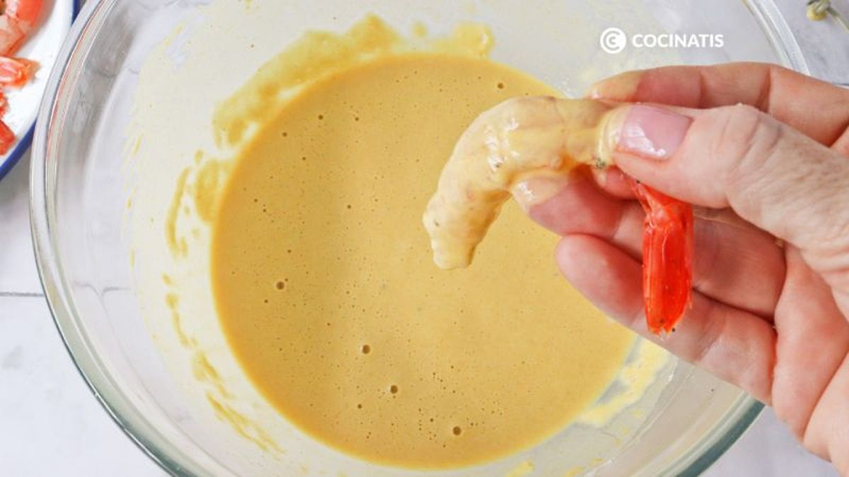 Sumergimos las gambas en el rebozado
