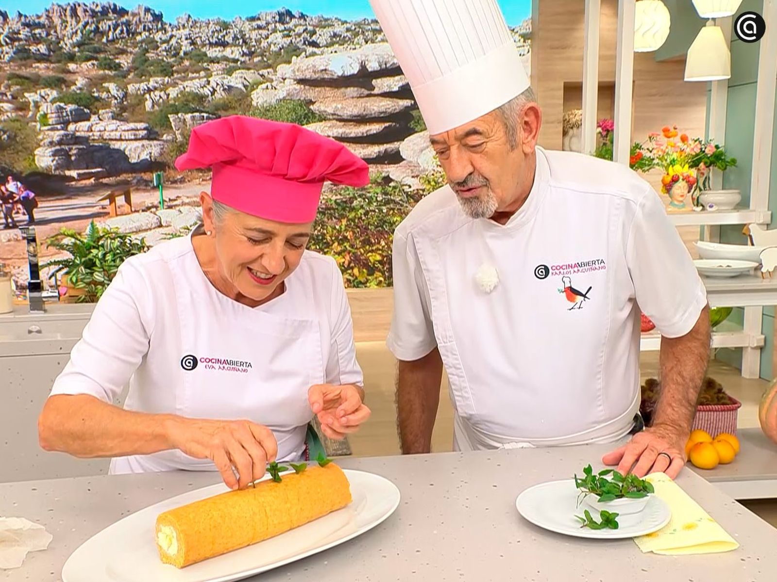 Decora el rollo suizo con hojas de menta