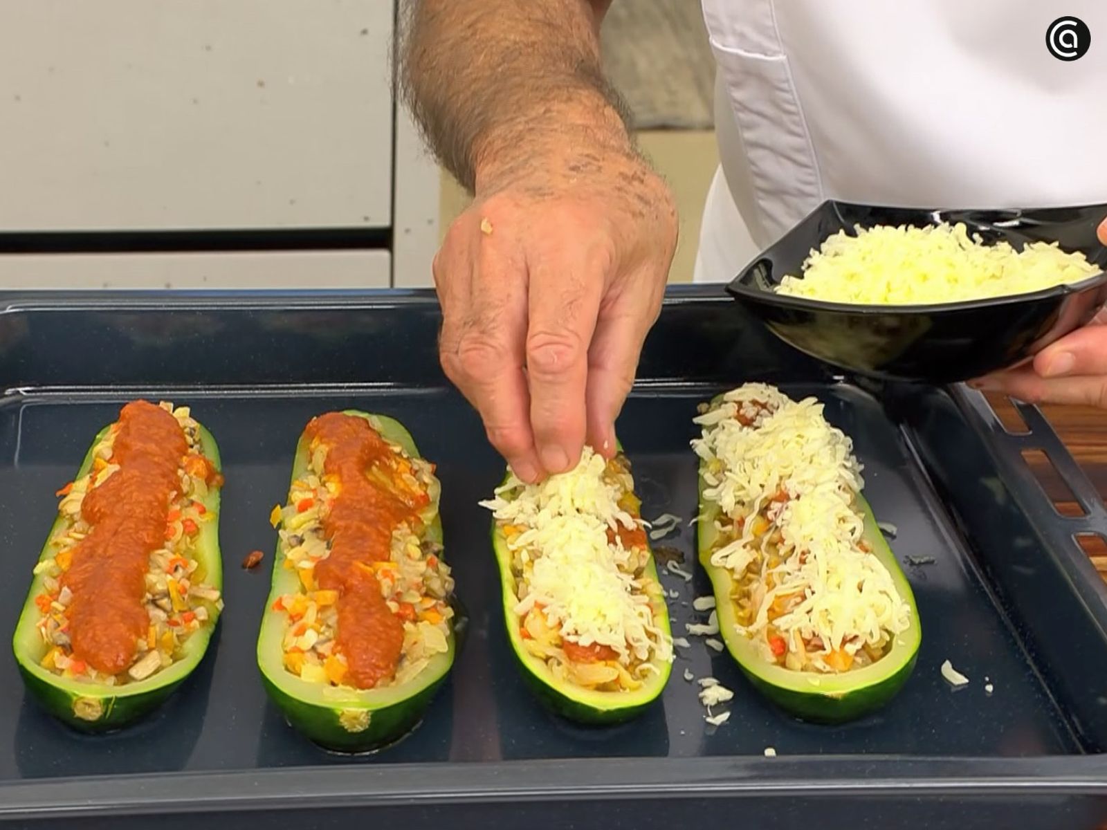 Coloca el relleno en los calabacines y gratina en el horno