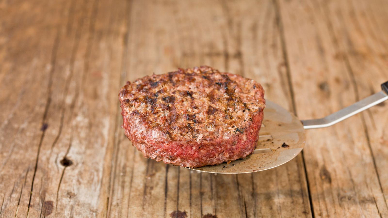 Hamburguesa al punto, con el interior rosado y jugoso, lista para disfrutar sin que pierda su textura ni su sabor. Hamburguesa al punto, con el interior rosado y jugoso, lista para disfrutar sin que pierda su textura ni su sabor.