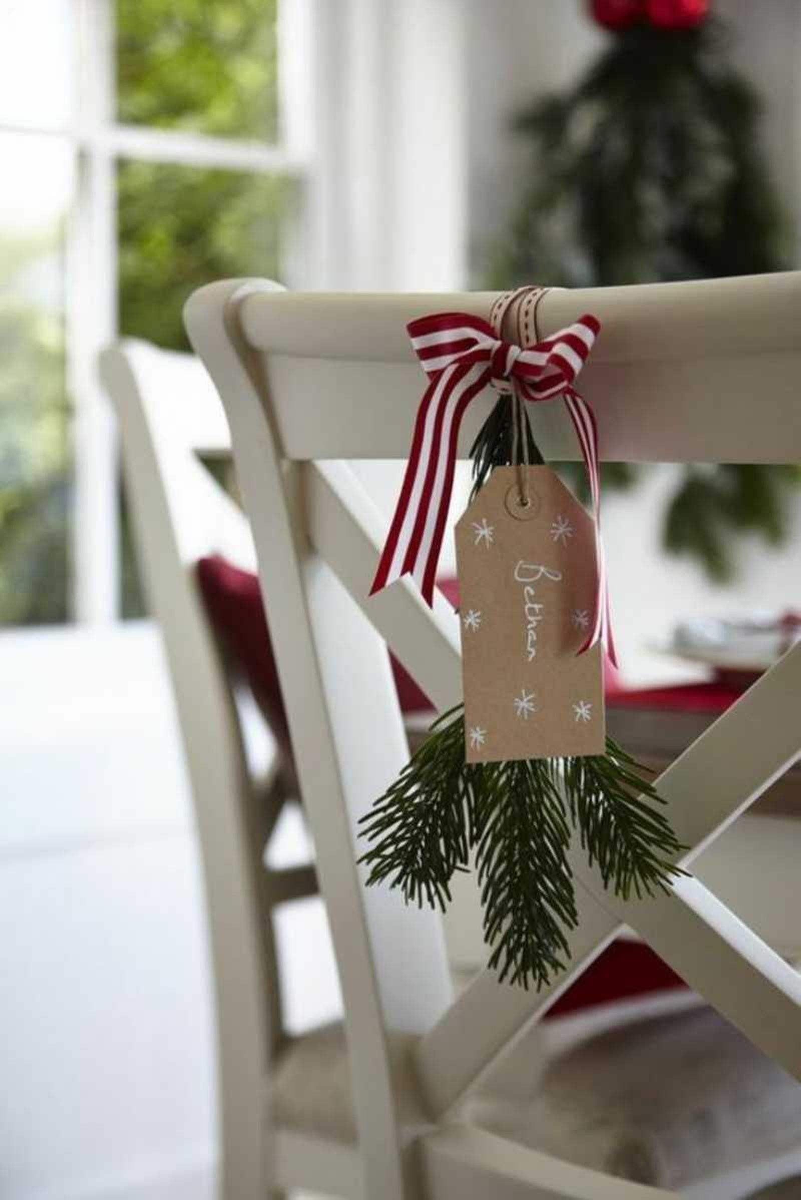 Silla de comedor decorada con una etiqueta personalizada para Navidad.