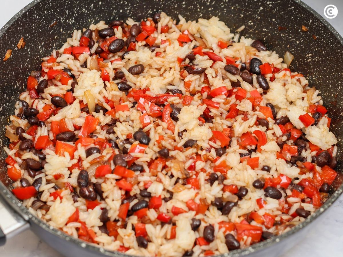 Mezclar las legumbres con el arroz para el gallo pinto
