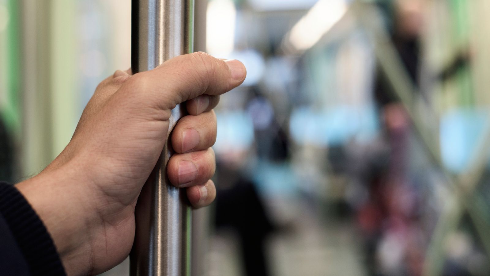 Durante el día nos exponemos a gérmenes sin darnos cuenta, por ejemplo al agarrarnos a una barra del metro