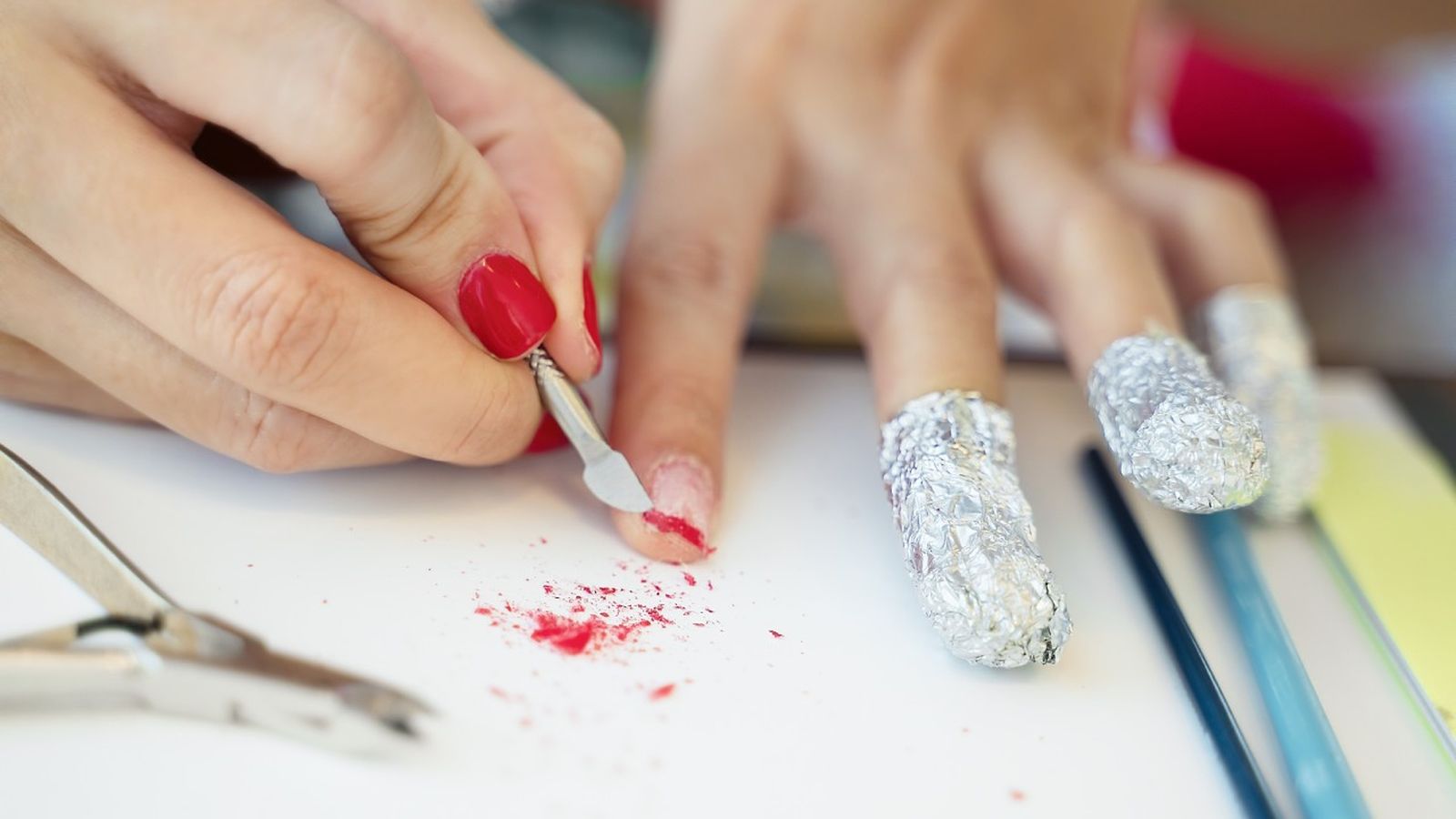 Eliminación del esmalte de uñas de los dedos de las manos