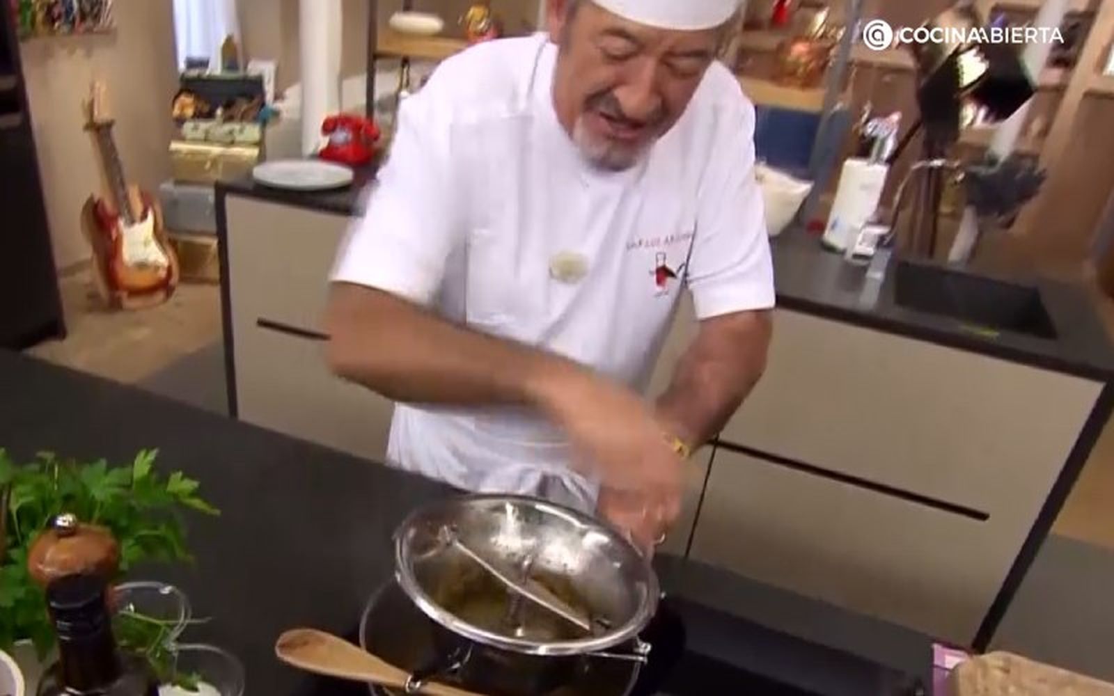 Pasa la salsa por un pasapurés para obtener una textura más fina Pasa la salsa por un pasapurés para obtener una textura más fina
