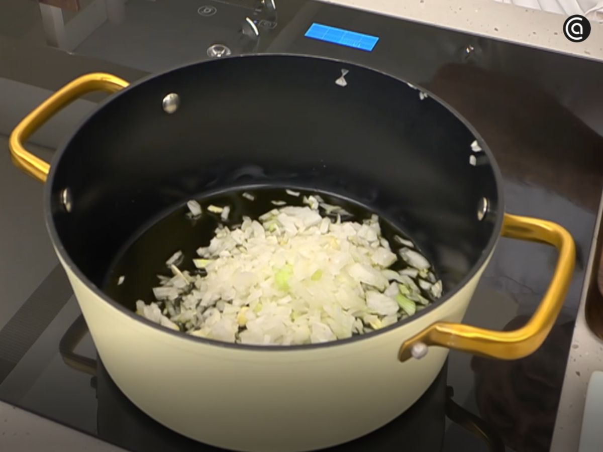 La cebolleta y el ajo se pochan a fuego suave para aromatizar la bechamel.