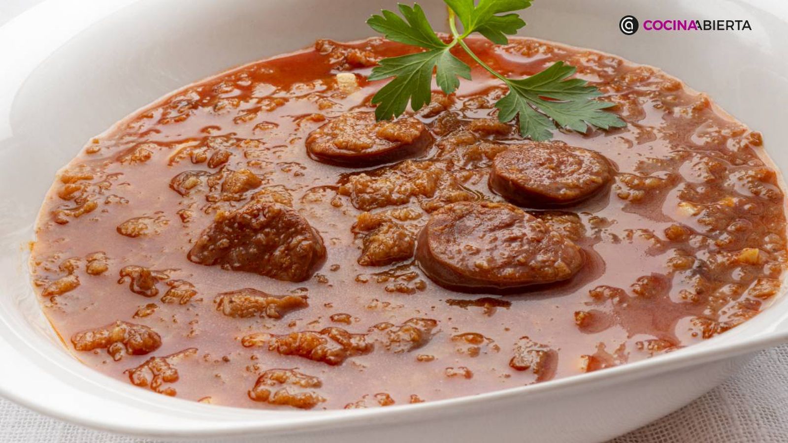 La sopa de pan con chorizo es un plato de cuchara clásico de la cocina española La sopa de pan con chorizo es un plato de cuchara clásico de la cocina española