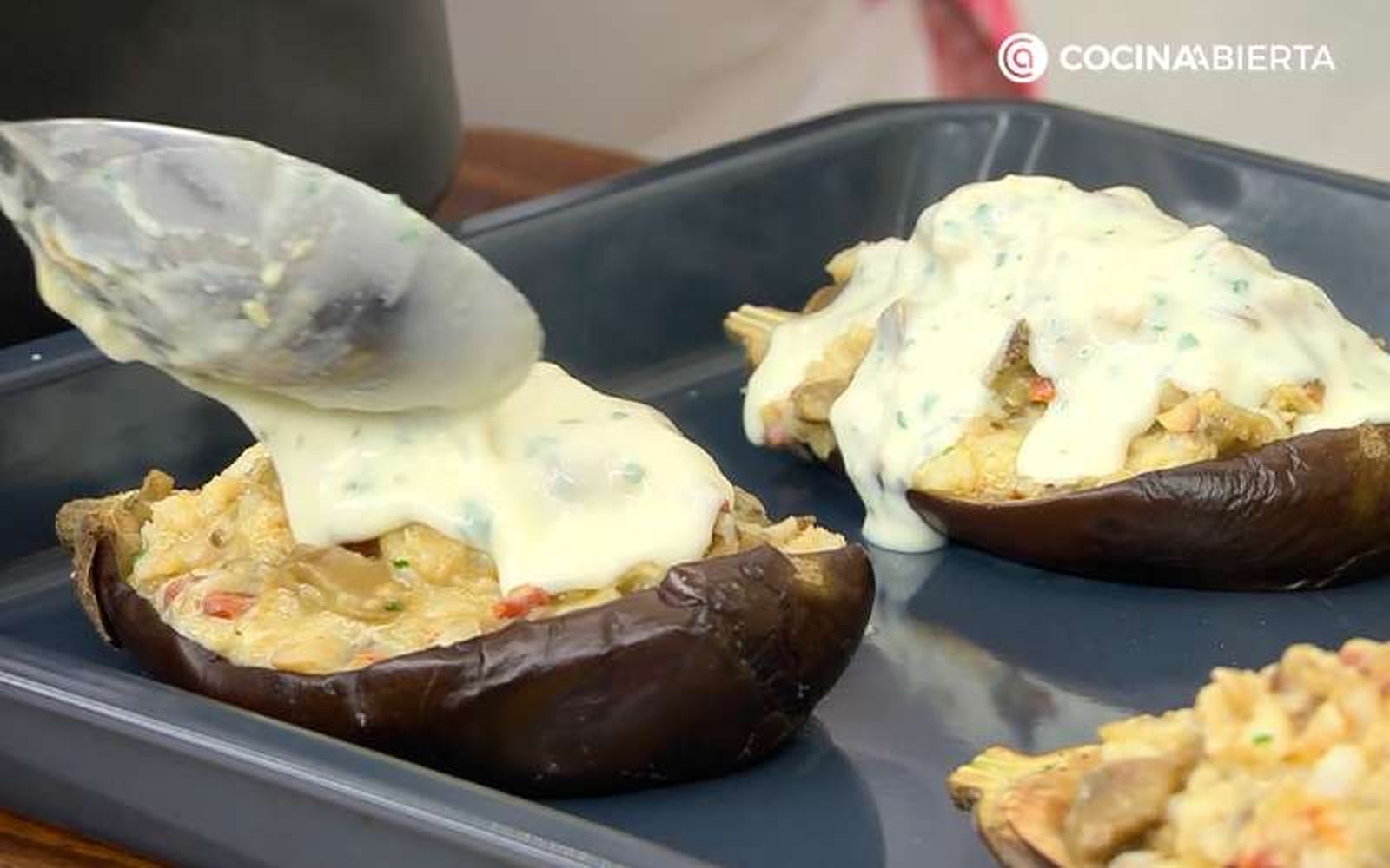 Cubre las berenjenas rellenas de bacalao con bechamel Cubre las berenjenas rellenas de bacalao con bechamel