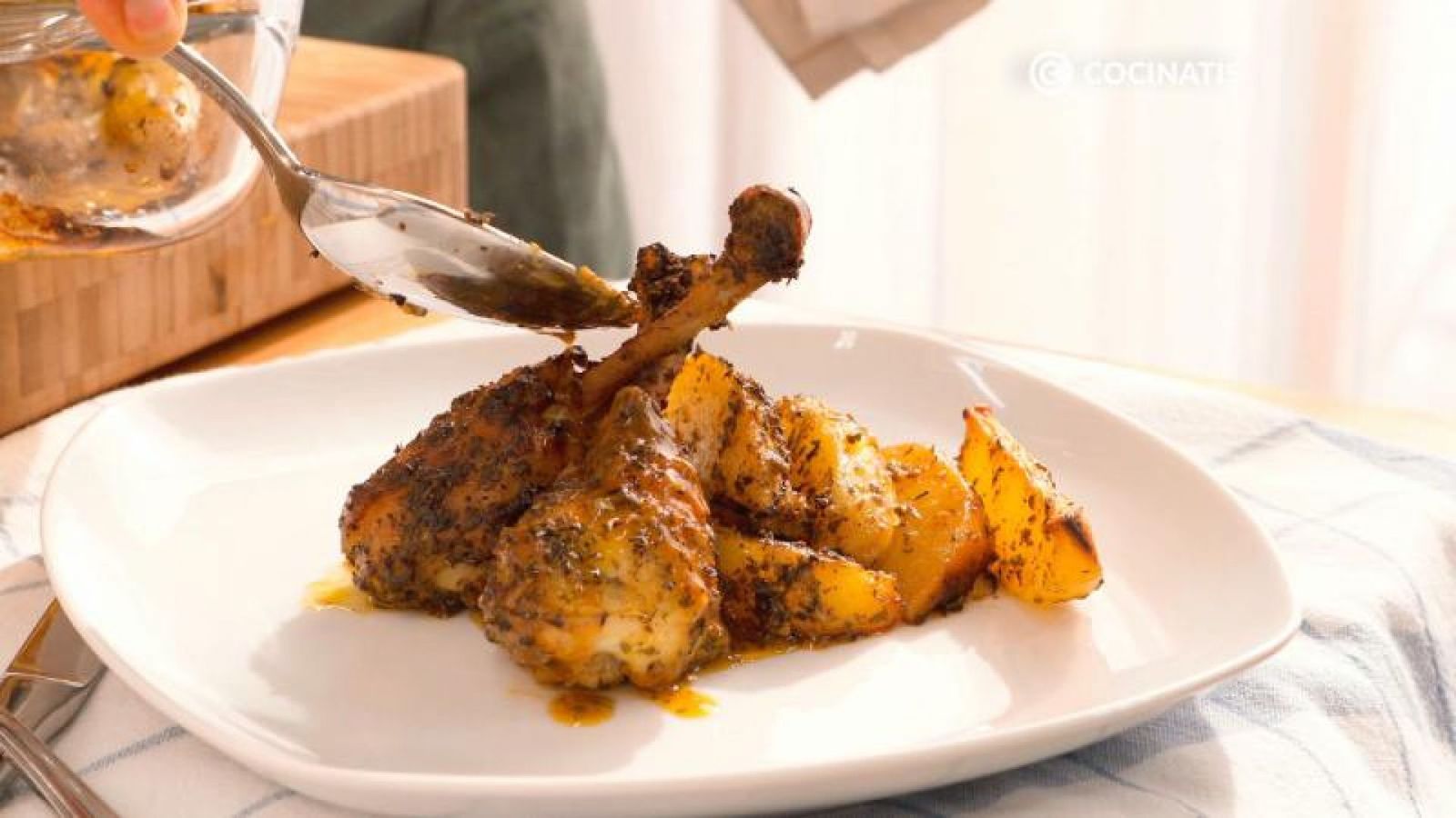Sirve los muslos de pollo al horno Sirve los muslos de pollo al horno
