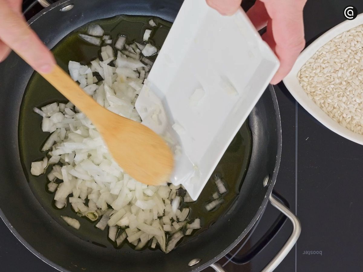 La cebolla debe cocinarse a fuego suave hasta quedar transparente y tierna