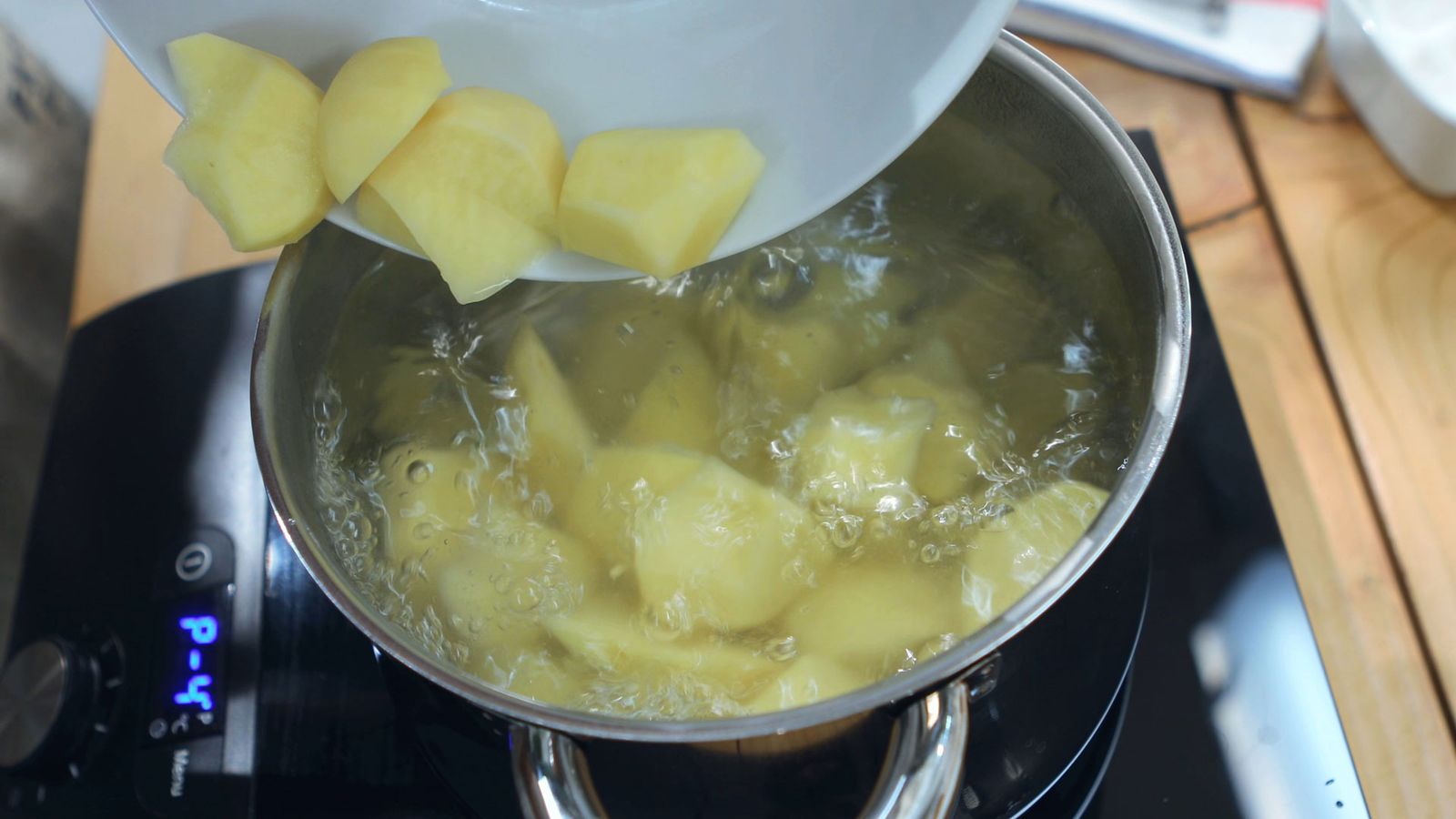 Cuece las patatas ya cortadas Puré de patata Paso 1