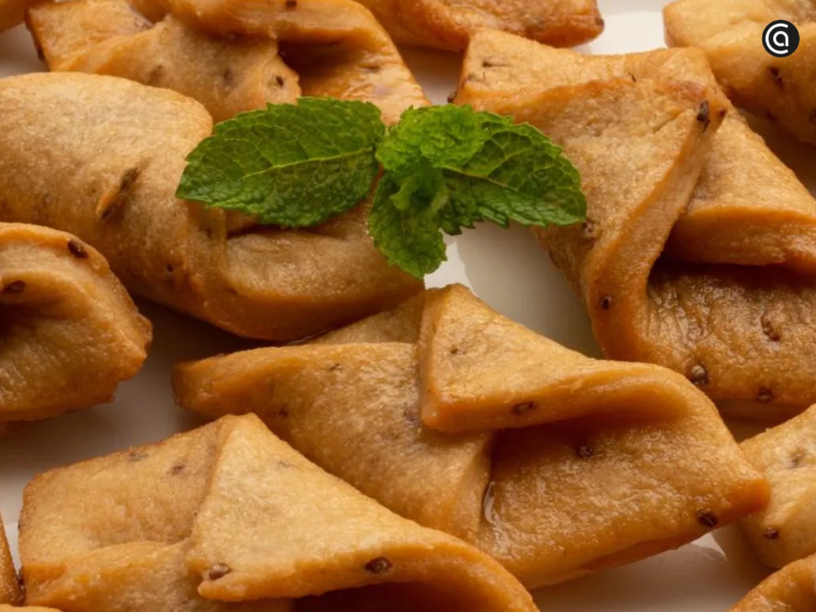 Pestiños andaluces recién hechos, elaborados con miel y especias.