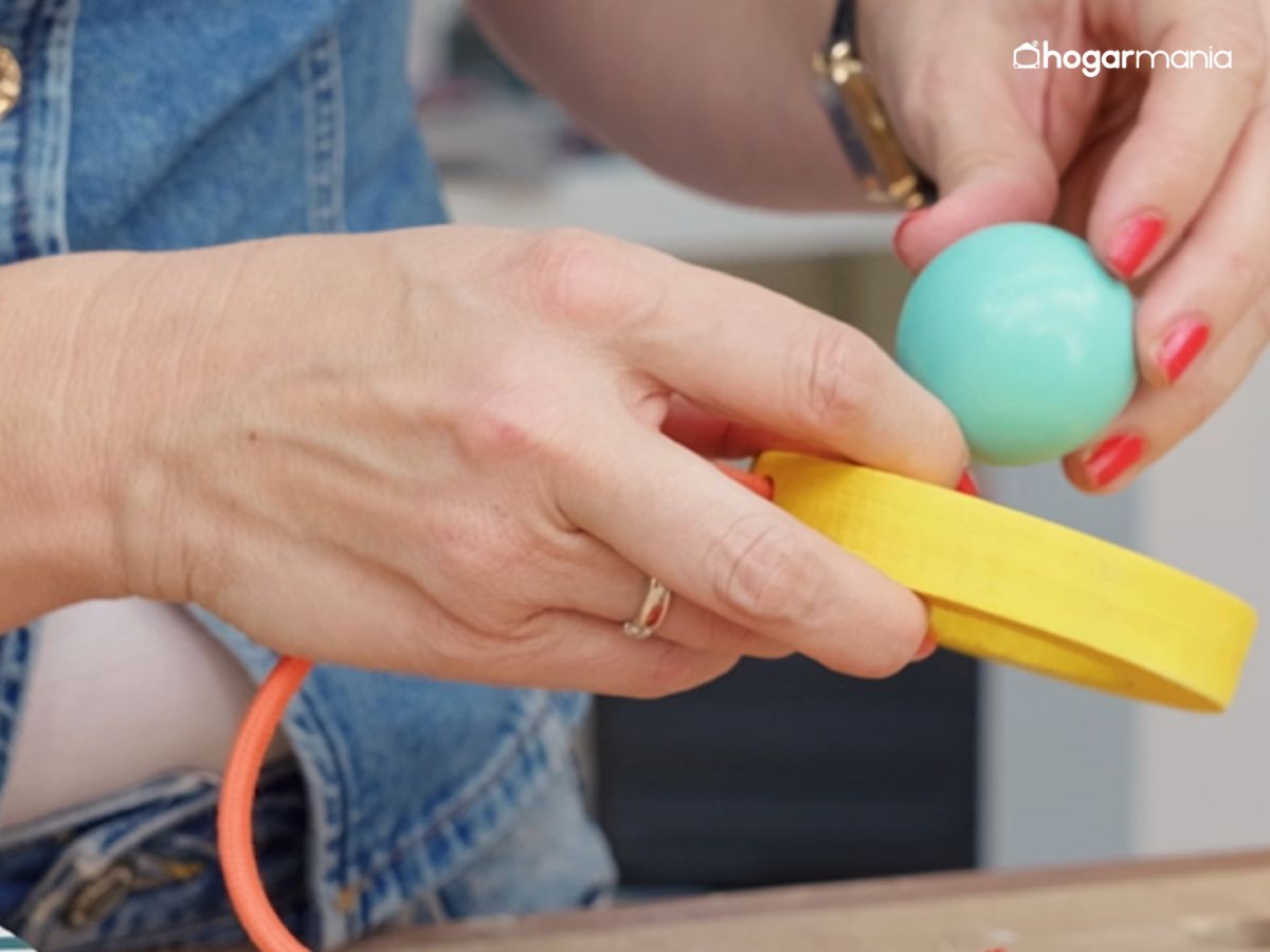 El montaje comienza introduciendo las piezas una a una en el cable del portalámparas.