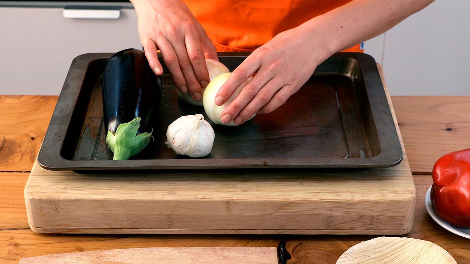 Coloca las verduras en una bandeja de horno Receta de escalivada de verduras asadas paso 1