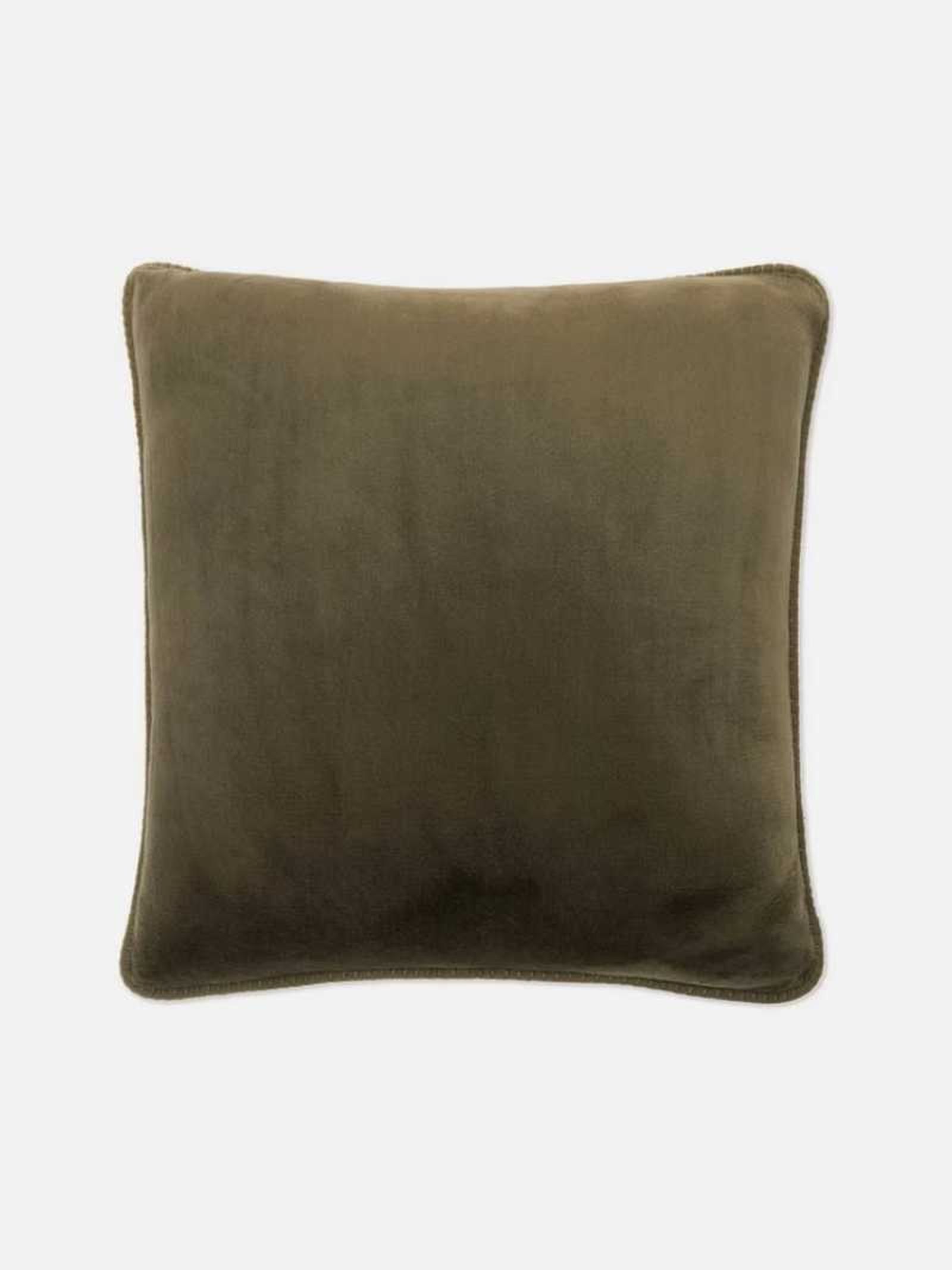 Cojín de terciopelo verde. Cojín de terciopelo verde.