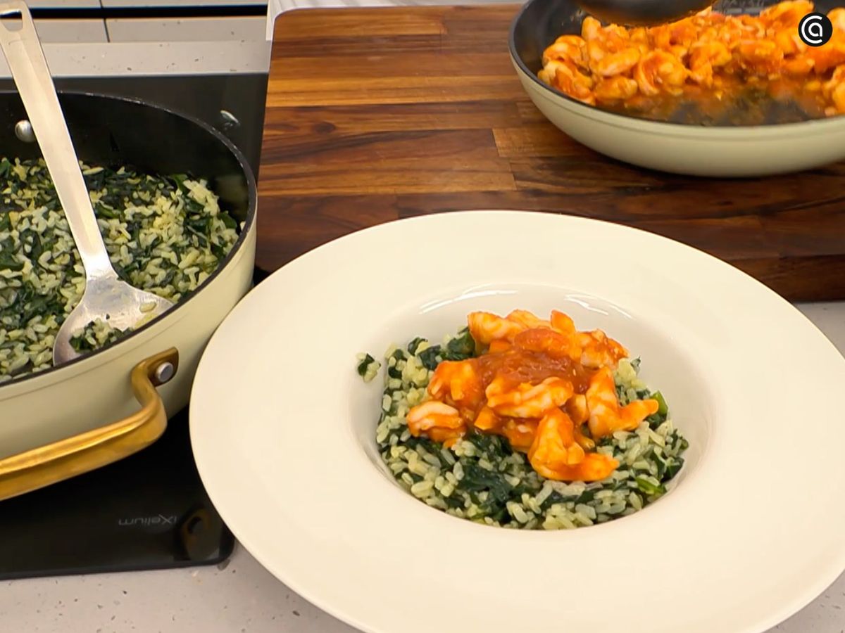 Acompaña el arroz con espinacas con los langostinos en salsa