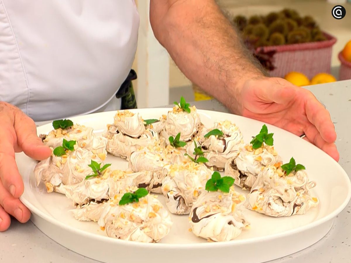 Sirve los merenguitos de avellanas una vez fríos