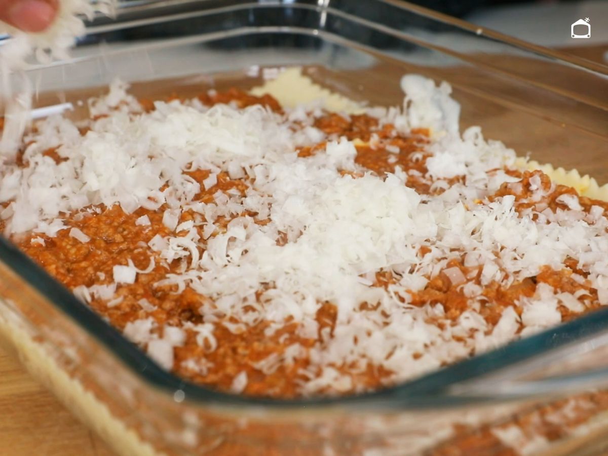 Alterna láminas de lasaña, bechamel, carne y queso