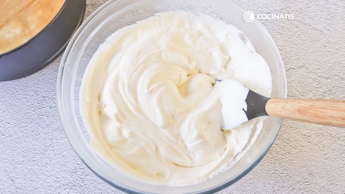 Preparamos la crema de queso para la tarta de whisky