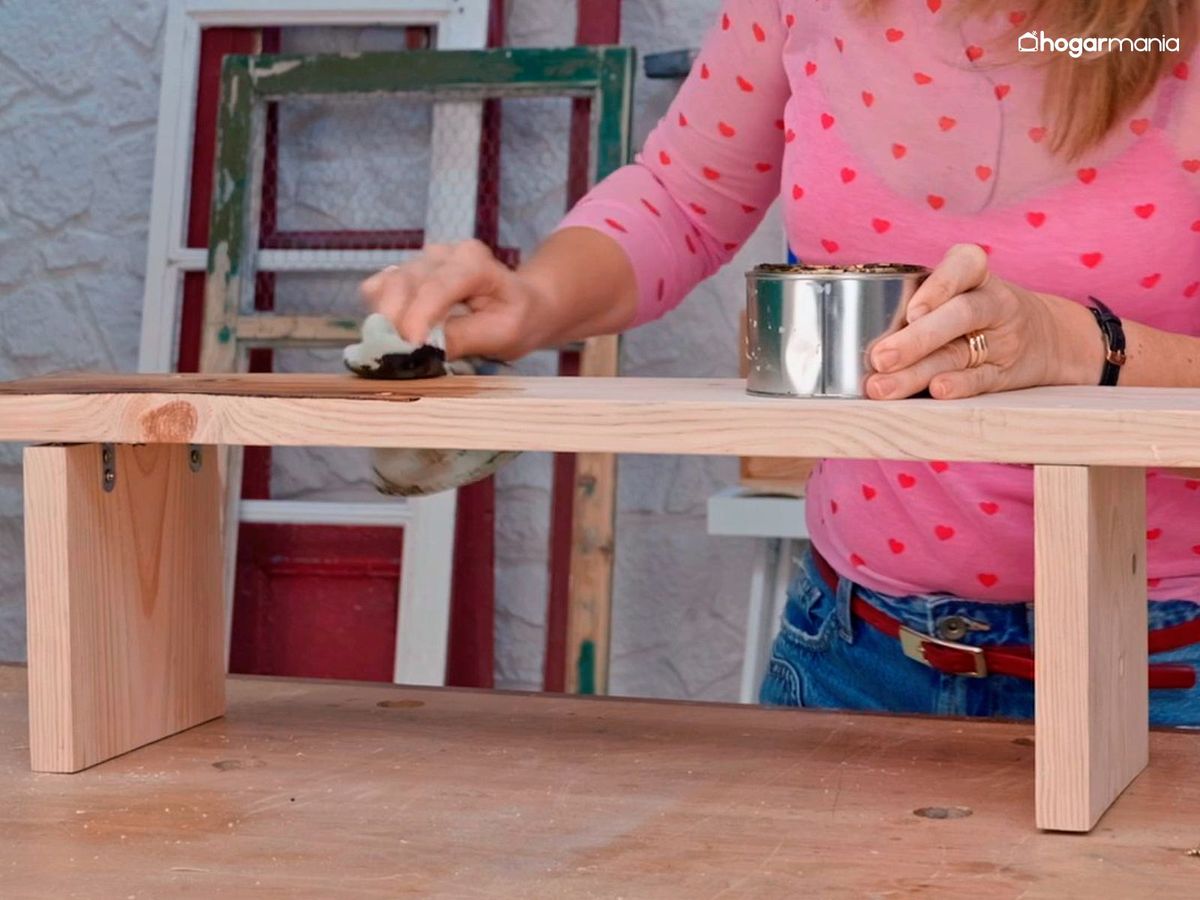 Aplica la cera de color sobre la madera de la mesita