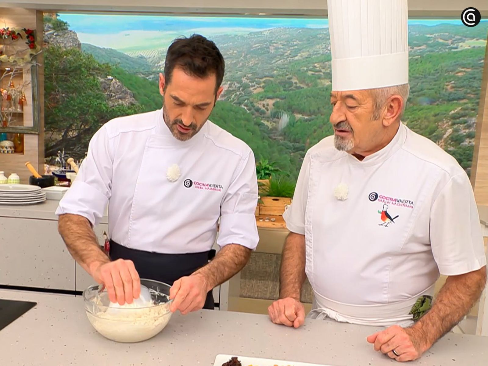 Integra la harina con la levadura y deja reposar la mezcla