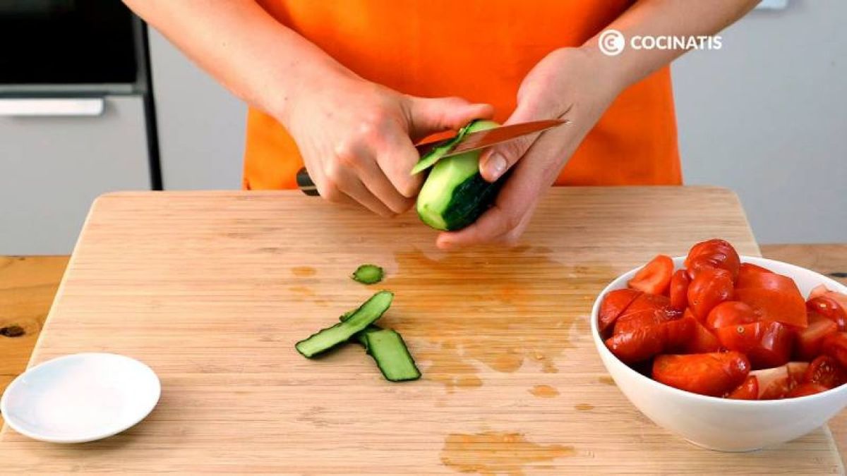 Corta el tomate y pela y corta el pepino