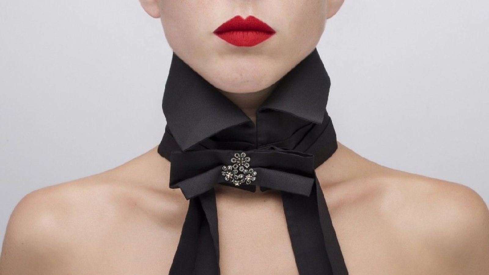 En muchas ocasiones el cuello fantasía se convierte en protagonista absoluto del look En muchas ocasiones el cuello fantasía se convierte en protagonista absoluto del look