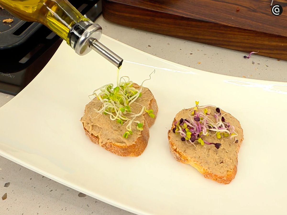Corona cada tostada con germinados de rabanito y añade unas gotas de aceite de oliva virgen