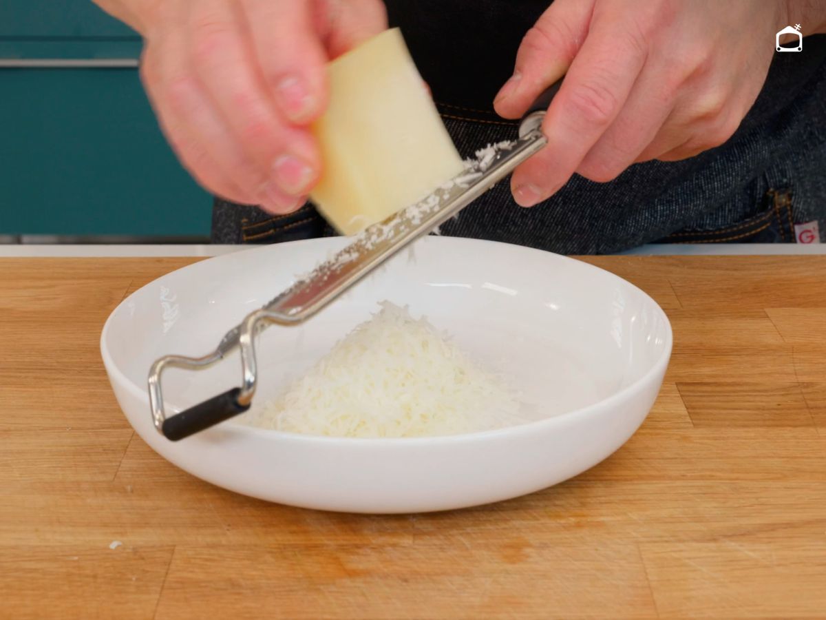 Ralla el queso para el relleno de la quiche