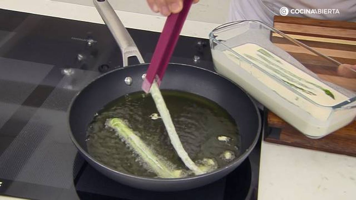 KARL7120 Esparragos verdes tempura salsa brava paso 3