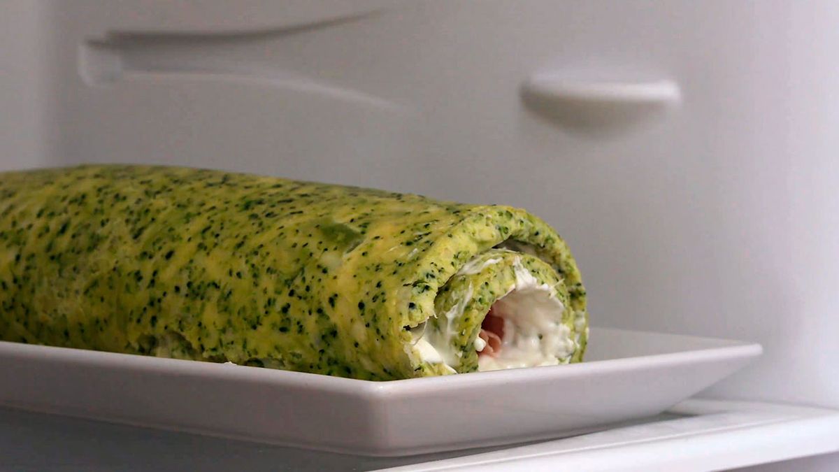 Receta de rollo de tortilla francesa con jamón, queso y brócoli  paso 6