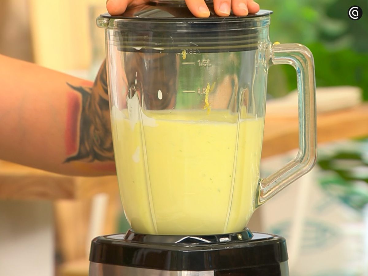 Tritura los ingredientes y enfría la crema de melón