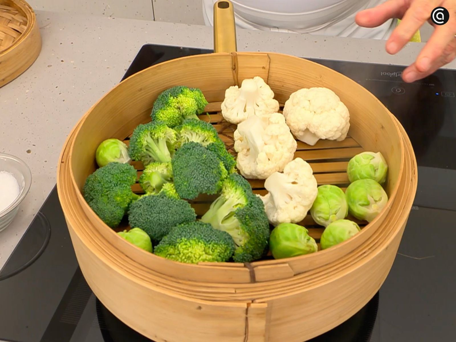 Cuece al vapor las coles de Bruselas, la coliflor y el brócoli en ramilletes hasta que queden tiernos