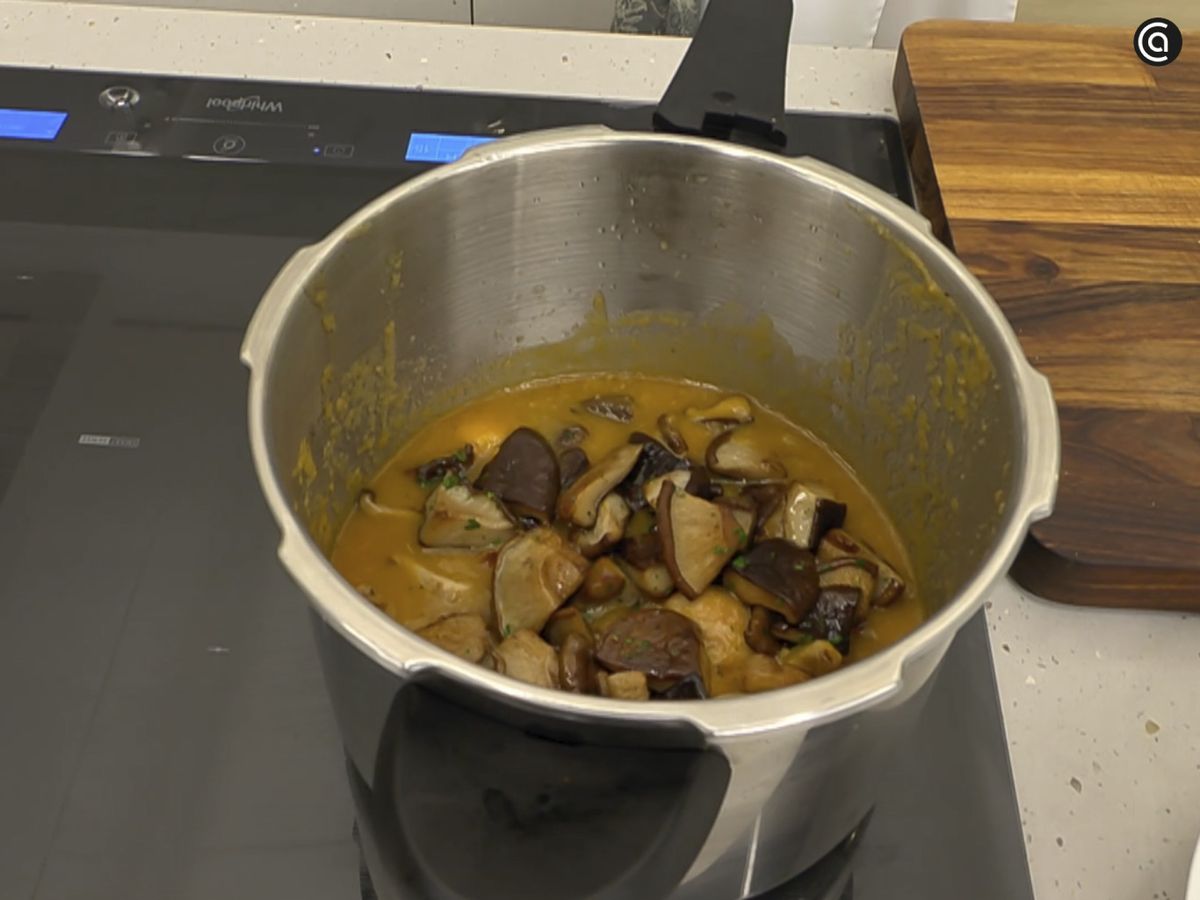 Agrega las setas ya salteadas a la olla para integrarlas en el guiso