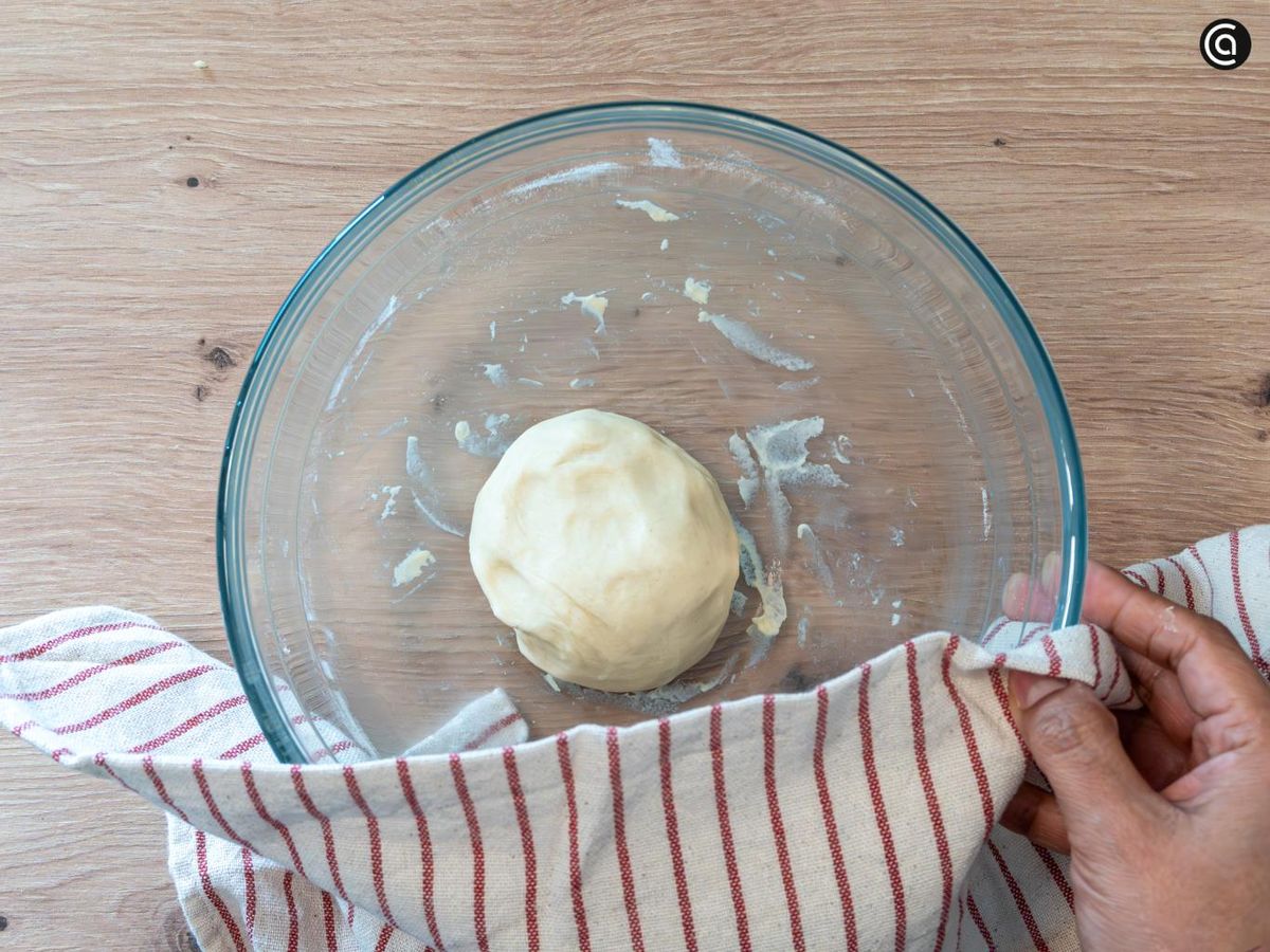 Haz una bola con la masa y déjala reposar unos minutos