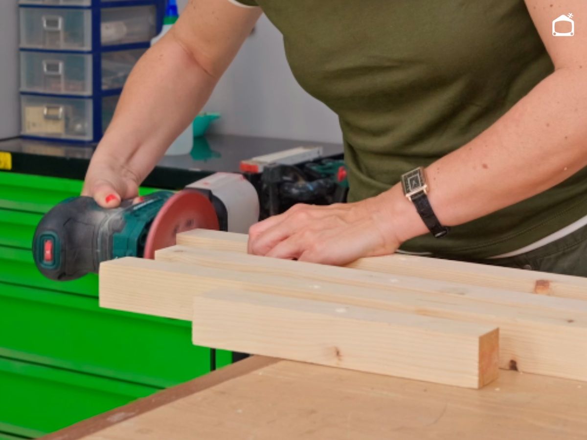 Usa una lijadora y pásala por los cantos y las superficies