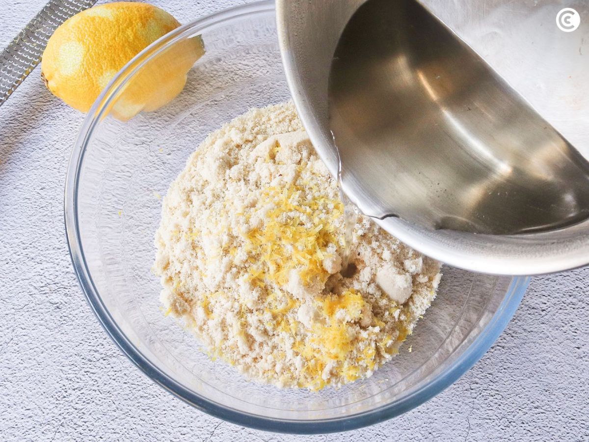 Preparar el mazapán para los huesos de santo