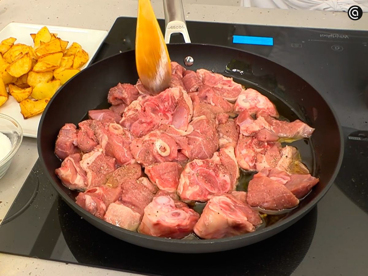 Corta la carne de cordero y fríela en aceite