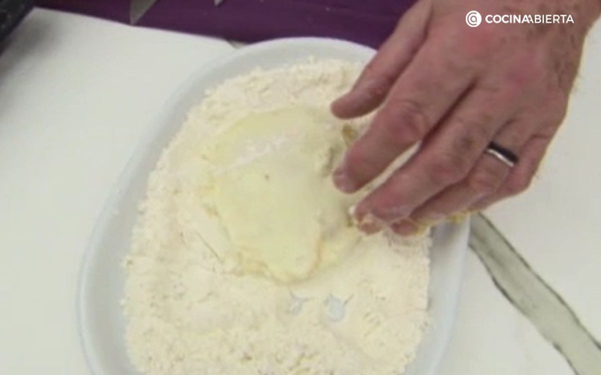 Pasa los huevos fritos por harina, huevo y pan rallado