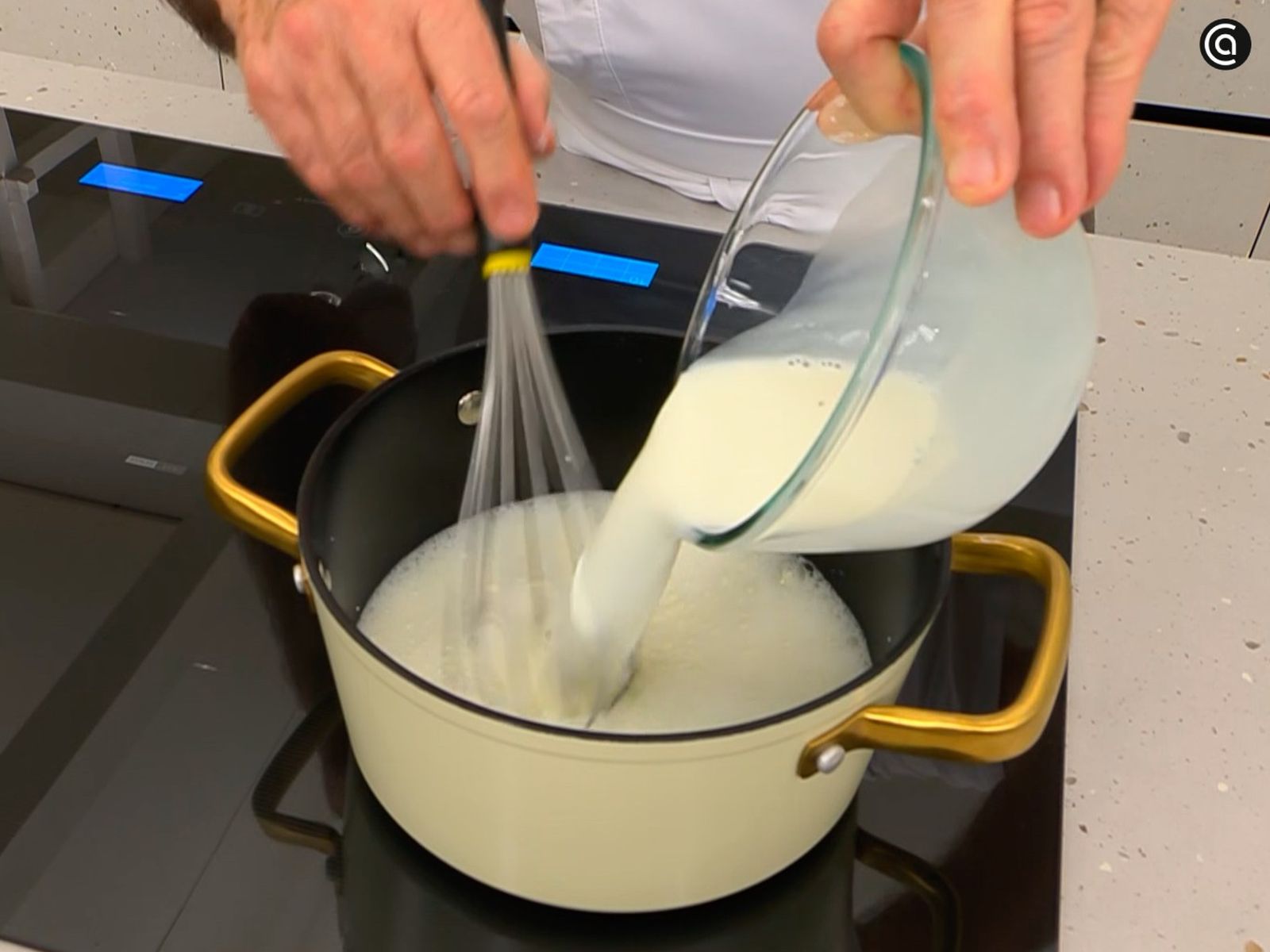 Cocina la mezcla con el azúcar a fuego bajo, sin dejar de mover